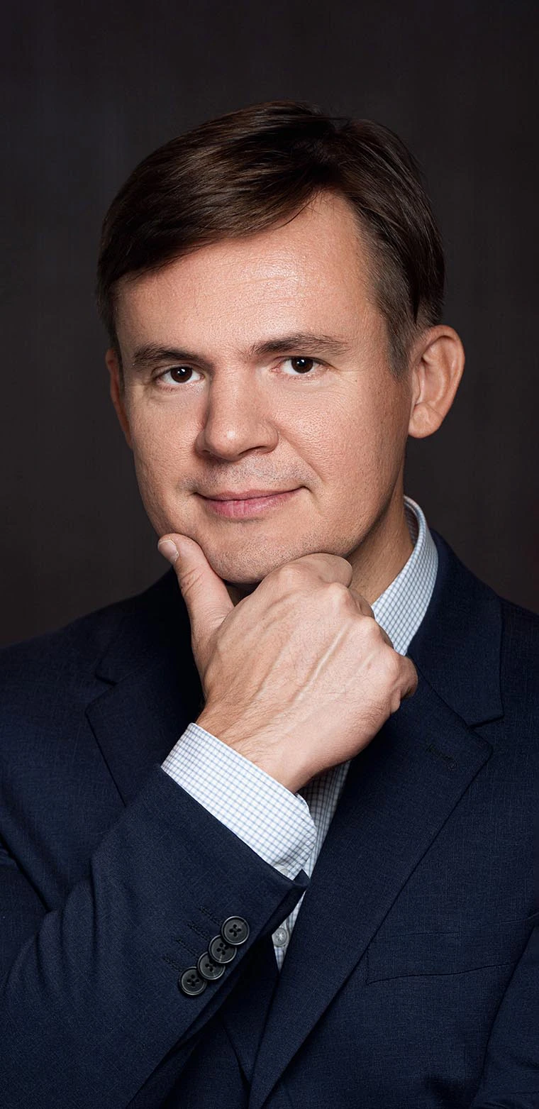 Строгий мужской деловой портрет руководителя в синем костюме на темном фоне. Профессиональная бизнес-фотосессия в Москве